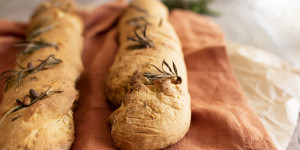 Beitragsbild des Blogbeitrags Ciabatta mit getrockneten Tomaten und Rosmarin