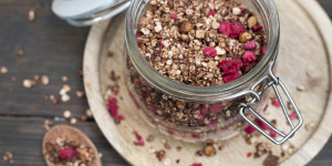 Beitragsbild des Blogbeitrags Selbstgemachtes Schokoladen Nuss Granola 