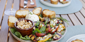 Beitragsbild des Blogbeitrags Gegrilltes Obst mit Salat und Frischkäse