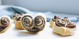 Beitragsbild des Blogbeitrags Herzen aus Blätterteig mit Schoko-Haselnusscreme