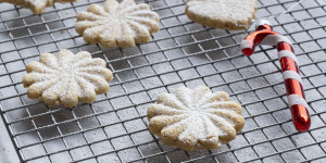 Beitragsbild des Blogbeitrags Einfache Weihnachtskekse: Rezept für schnelle Mürbeteigkekse