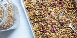 Beitragsbild des Blogbeitrags Weihnachtliches Granola: Einfaches Lebkuchen Hafergranola 