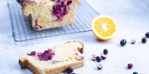 Beitragsbild des Blogbeitrags Gefüllter Hefezopf mit Cranberrys und Orangen