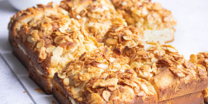 Beitragsbild des Blogbeitrags Rezept für Bienenstich vom Blech