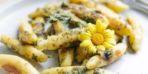 Beitragsbild des Blogbeitrags Schupfnudel Rezept mit Almkräuterpesto