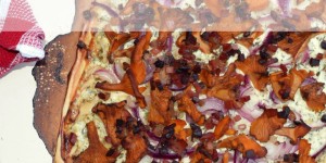 Beitragsbild des Blogbeitrags Pilzzeit: Steirischer Flammkuchen mit Eierschwammerl und Wildschweinspeck