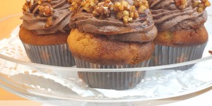 Beitragsbild des Blogbeitrags Süße Versuchung: Marzipan-Cupcakes mit Schoko-Topping und Mandelkrokant