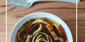 Beitragsbild des Blogbeitrags Resteküche: Klare Suppe aus Gemüseresten mit Frittaten