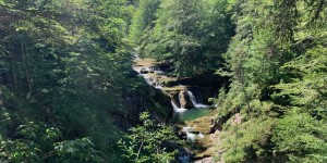 Beitragsbild des Blogbeitrags Wanderung zum Staubfall im Heutal / Unken