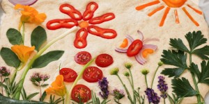 Beitragsbild des Blogbeitrags Blumige Focaccia aus Sauerteig
