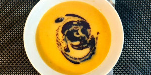 Beitragsbild des Blogbeitrags Kürbiscremesuppe | Herzhafter Herbst