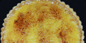 Beitragsbild des Blogbeitrags Crème-Brûlee-Tarte | Tarte mit Knack-Effekt