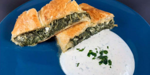 Beitragsbild des Blogbeitrags Spinat Feta Strudel mit Rahmsauce