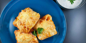 Beitragsbild des Blogbeitrags Gemüsegolatschen | Gefüllte Blätterteig-Päckchen mit Rahmsauce