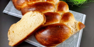 Beitragsbild des Blogbeitrags Rezept für fluffigen Striezel | Hefezopf mit Honig