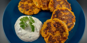 Beitragsbild des Blogbeitrags Orientalische Süßkartoffelpuffer mit Karotten & Zucchini | Einfaches Rezept