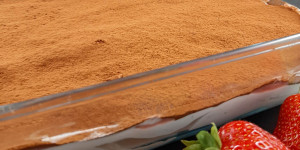 Beitragsbild des Blogbeitrags Erdbeer Tiramisu | Fruchtiges Tiramisu mit Erdbeernote