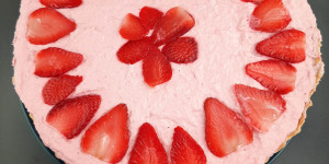 Beitragsbild des Blogbeitrags Erdbeertarte mit Topfen | Fruchtiger Quarktraum