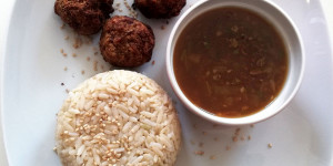 Beitragsbild des Blogbeitrags Asiatische Fleischbällchen mit Knoblauchsauce
