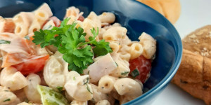 Beitragsbild des Blogbeitrags Nudelsalat mit Gemüse | Schnelles Sommergericht