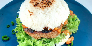Beitragsbild des Blogbeitrags Karibischer Reisburger | Curry-Patty auf Reisbuns