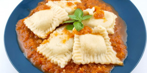 Beitragsbild des Blogbeitrags Spinat-Ricotta-Ravioli mit Tomatensauce 