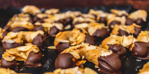 Beitragsbild des Blogbeitrags Marzipan Kipferl | Rezept für vegane Weihnachtsbäckerei