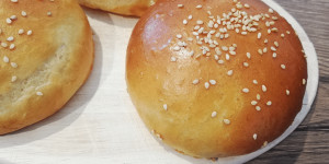 Beitragsbild des Blogbeitrags Fluffige Burger Brötchen | Rezept