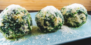 Beitragsbild des Blogbeitrags Spinatknödel selbst gemacht | Einfaches Rezept 