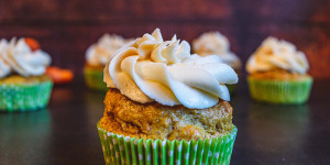 Beitragsbild des Blogbeitrags Rüeblitorte in klein: Rezept für Karottenkuchen Cupcakes 