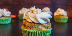 Beitragsbild des Blogbeitrags Rüeblitorte in klein: Rezept für Karottenkuchen Cupcakes