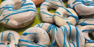 Beitragsbild des Blogbeitrags Donut Rezept | Frittiert in Öl | Aus der Heißluftfritteuse oder im Donut-Maker 