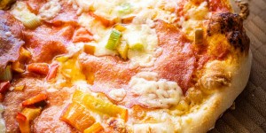 Beitragsbild des Blogbeitrags Pizzateig Rezept – Perfekte Pizza backen 