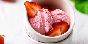 Beitragsbild des Blogbeitrags Erdbeereis – Rezept für Eiscreme mit Erdbeeren 