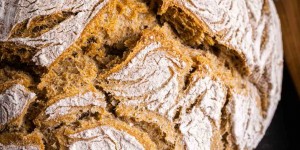 Beitragsbild des Blogbeitrags Inntaler Brot – weiches Sauerteigbrot mit Hefe