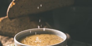 Beitragsbild des Blogbeitrags Brotsuppe – altes Brot perfekt verwerten