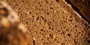 Beitragsbild des Blogbeitrags Vollkornkasten – Sauerteigbrot aus Roggenschrot und Hafer