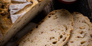 Beitragsbild des Blogbeitrags Pinienkernbrot mit Darbo Pinienhonig [Anzeige] 