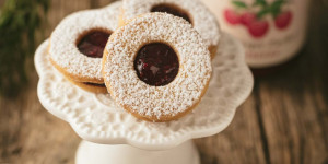 Beitragsbild des Blogbeitrags Linzeraugen – Klassiker mit zuckerreduziertem Darbo Fruchtaufstrich
