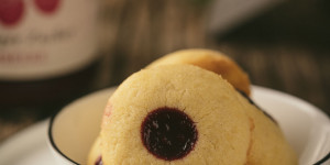 Beitragsbild des Blogbeitrags Husarenkrapferl – Weihnachtskekse mit Darbo Fruchtaufstrich