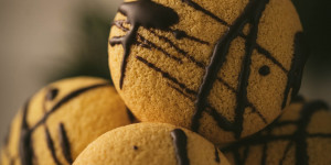 Beitragsbild des Blogbeitrags Dotterbusserl – luftige Kekse mit Darbo Fruchtaufstrich 