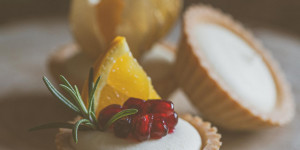 Beitragsbild des Blogbeitrags Marzipan Mousse Tartelettes – weihnachtliches Rezept 