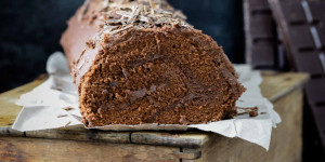 Beitragsbild des Blogbeitrags Schokoladen Biskuitroulade – Rezept für echte Choc-o-holics