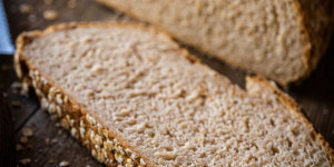 Beitragsbild des Blogbeitrags Haferbrot mit Übernachtgare – einfaches Brotrezept