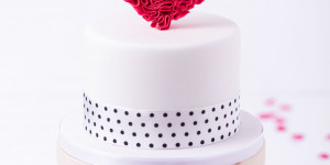 Beitragsbild des Blogbeitrags Motivtorte Valentinstag [Schritt für Schritt Anleitung] 