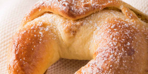 Beitragsbild des Blogbeitrags Schnelle Nusshörnchen – einfaches Germteigrezept