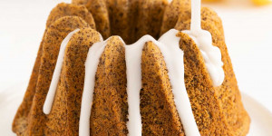 Beitragsbild des Blogbeitrags Mohngugelhupf mit Hermannteig – einfaches Rezept