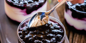 Beitragsbild des Blogbeitrags Heidelbeer Topfencreme – schnelles, fruchtiges Dessert
