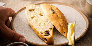 Beitragsbild des Blogbeitrags Weinbeerweckerl – Rezept [mit Finis Feinstes] 