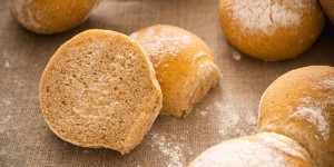 Beitragsbild des Blogbeitrags Dinkel-Vollkornbrötchen – einfaches Rezept mit Vorteig
